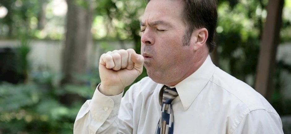 Βήχετε επίμονα ακόμη και το καλοκαίρι; Δείτε γιατί συμβαίνει και πώς να το αντιμετωπίσετε!